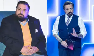 Sekielski schudł. Po lewej siedzi w marynarce i swetrze, po prawej stoi w kamizelce, trzymając kartkę SWP.