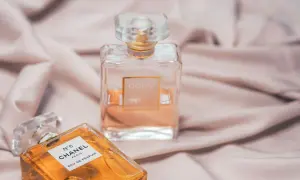 Dwie ikoniczne butelki perfum Chanel, N°5 i Coco Mademoiselle, na jedwabistym tle. Klasyka, która nigdy nie wychodzi z mody, jak Chanel Noir.
