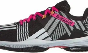 Scarpa da padel Babolat nera con lacci fucsia e dettagli grafici bianchi e grigi. Ideale per dominare il campo.