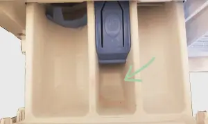 Cassettino della lavatrice con residui di acqua nel cestello dopo il lavaggio.