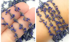 Delikatna bransoletka z maleńkich, błyszczących kamieni lazuli, opleciona cienkim, ciemnym drucikiem.