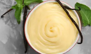Crema pastelera sin azúcar, cremosa y suave, con vainas de vainilla y hojas de menta fresca.