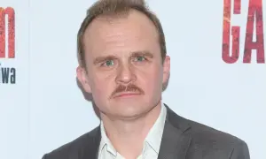 Piotr Rogucki z wąsami, być może w drodze na spotkanie z żoną.