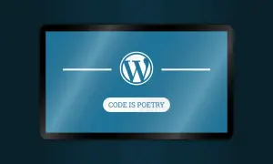 Logo WordPress na ekranie tabletu. Pod nim napis "CODE IS POETRY". To jest właśnie wordpress co to.