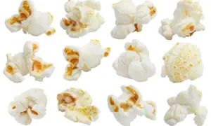 Dodici chicchi di popcorn soffici e bianchi, pronti per essere gustati. Attenzione alle calorie!