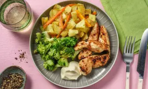 Grillad kyckling med rostade rotfrukter, broccoli och en klick majonnäs. Ett enkelt och gott salvia recept för en snabb middag.