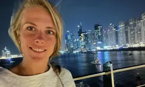 Magdalena Fręch prywatnie w Dubaju, nocą, z widokiem na rozświetlone wieżowce i wodę.