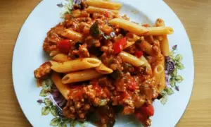 Makaron penne z sosem pomidorowym i mięsem mielonym - łatwy przepis na obiad