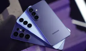 Dwa telefony Samsung w odcieniach fioletu i błękitu, z widocznymi modułami aparatów. Zapowiedź premiery Samsung S26.