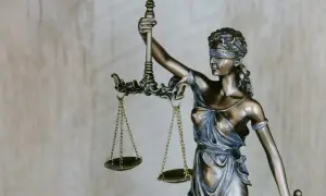 Figurka Temidy z wagą, symbol sprawiedliwości i siły wyższej.