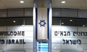 Powitanie "Welcome to Israel" i hebrajskie napisy. Flaga Izraela zwisa z kolumny. Wiza do Izraela jest ważna.