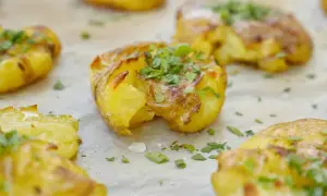 Krispiga, gyllene stekt potatis med färsk persilja och flingsalt. Perfekt som tillbehör till middagen.