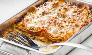 Lasagnes généreuses dans un plat, prêtes à servir. Une quantité parfaite pour régaler 12 personnes.