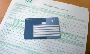 Formularz wniosku o wydanie Europejskiej Karty Ubezpieczenia Zdrowotnego (EKUZ) i sama karta. Dowiedz się, gdzie wyrobić kartę EKUZ.