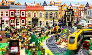 Kraków atrakcje dla dzieci: Klockoland to miniaturowe miasteczko z pociągiem, domkami i ludzikami z klocków.