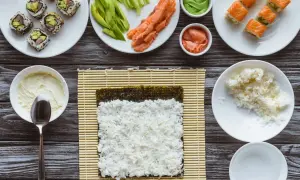 Składniki do sushi: ryż, nori, łosoś, awokado, wasabi, imbir, serek.