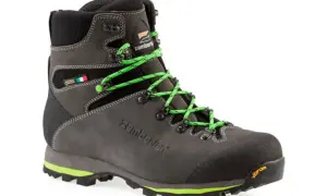 Grauer Wanderschuh von Zamberlan mit neongrünen Schnürsenkeln und Gore-Tex-Membran. Viele positive Zamberlan Schuhe Erfahrungen bestätigen die Qualität.