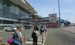 Kolejka pasażerów do odprawy na lotnisku. Długi czas oczekiwania może być frustrujący, ale warto uzbroić się w cierpliwość.