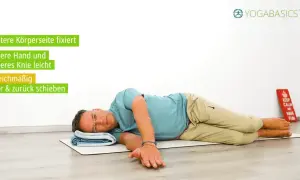 Mann liegt auf der Seite, fixiert untere Körperseite. Oberes Knie und Hand werden sanft vor & zurück geschoben. Was hilft bei Ischiasschmerzen? Yogaübungen!