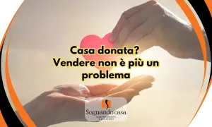 Mani che si passano un cuore rosa. "Casa donata? Vendere non è più un problema". Un bene comune non censibile si può vendere.