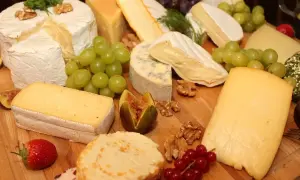 Deska serów: camembert, pleśniowy, żółte sery. Szukasz, czym zastąpić ser provolone? Sprawdź te pyszne alternatywy!