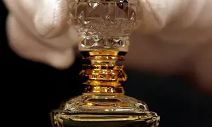 Złoty, zdobiony flakonik z kryształowym korkiem, symbolizujący najdroższe perfumy na świecie.