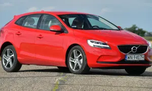 Czerwone Volvo V40 D3 na drodze, z widoczną sylwetką kierowcy.