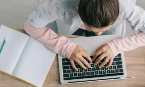 Twój laptop pożera prąd? Sprawdź, ile kosztuje i jak oszczędzać