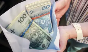 Paczka banknotów 100 i 50 zł w kopercie. Jak wyliczyć podatek od spadku przykład?