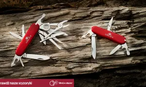 Dwa czerwone scyzoryki Gerlach rozłożone na drewnie. Idealny prezent na dzień mężczyzny 2026.