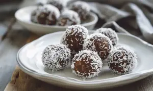 Chokladbollar rullade i kokos. Ett enkelt och gott kokosbollar recept som passar alla.