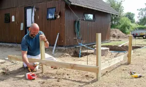 Man bygger en trästomme för en utbyggnad av huset. Inspiration för husprojekt.