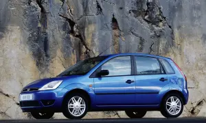 Niebieski Ford Fiesta 2005 zaparkowany przy skalnej ścianie.