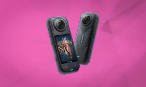 Due fotocamere Insta360 X6 su sfondo rosa. Una mostra una coppia che si fa un selfie con uno skyline notturno.
