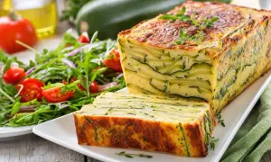 Un flan de courgettes à préparer la veille, aux couches fines et dorées, servi avec une salade fraîche. Parfait pour un repas léger.