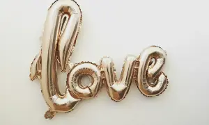 Globos dorados forman la palabra "LOVE", un símbolo de frases amor.