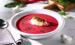 Pyszny barszcz czerwony zabielany, jak u babci. Podany z ziemniakiem i chrupiącymi skwarkami.