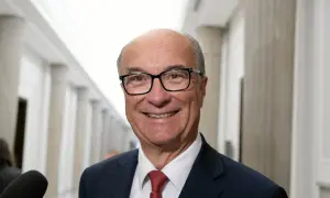 Uśmiechnięty mężczyzna w okularach i garniturze. Czy czarzasty ma dzieci? Nie wiadomo, ale wygląda na szczęśliwego.