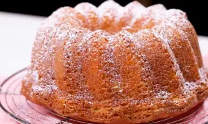 Gâteau moelleux saupoudré de sucre glace, parfait pour une recette mascarpone gourmande.