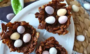 Délicieux nid de pâques en chocolat croustillant, garni d'œufs colorés. Parfait pour une chasse aux trésors gourmande.