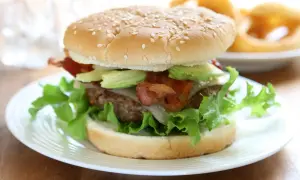 Co to jest hamburger? Poznaj jego składniki, historię i warianty