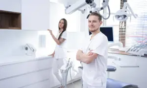 Dentysta z asystentką w gabinecie. Zastanawiasz się, czy osemki trzeba wyrwac? Zapytaj specjalistę.