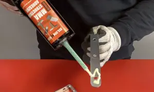 Aplicando adhesivos estructurales MMA a una pieza metálica.