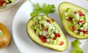 Avokadohalvor fyllda med kiwi, gurka och granatäpple. Ett fräscht och enkelt recept på avokado som passar perfekt som förrätt eller lätt lunch.
