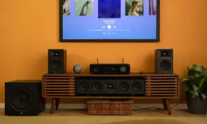 System audio JBL z dwoma głośnikami, soundbarem i subwooferem. Czy można sparować dwa głośniki JBL?
