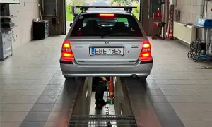 Srebrny samochód Honda Civic na podnośniku w warsztacie, z widocznym numerem rejestracyjnym EBE 15E5.