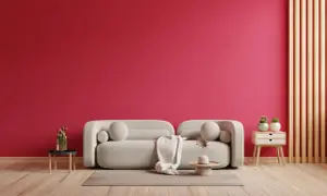 Ściana w kolorze magenta, jak to kolor! Jasna sofa, dywan, stolik z kwiatami i dekoracje.