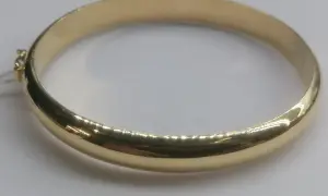 Pulsera media caña oro, un clásico elegante.