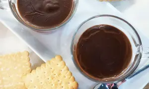 Due tazze di cioccolata calda fumante, accompagnate da biscotti secchi. Un momento di puro piacere.