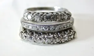 Tres anillos apilados, engastados con diamantes. El platino es un metal precioso que realza el brillo de las gemas.